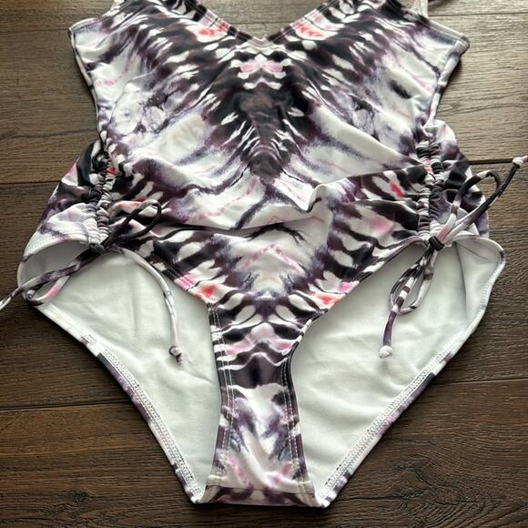 Tie Dye NWOT Swimming Suit with rushing sides, padded Bra & adjustable straps. - Picture 2 of 5